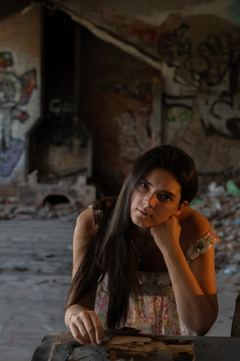 Ritratto in abito floreale in una struttura dal carattere architettonico