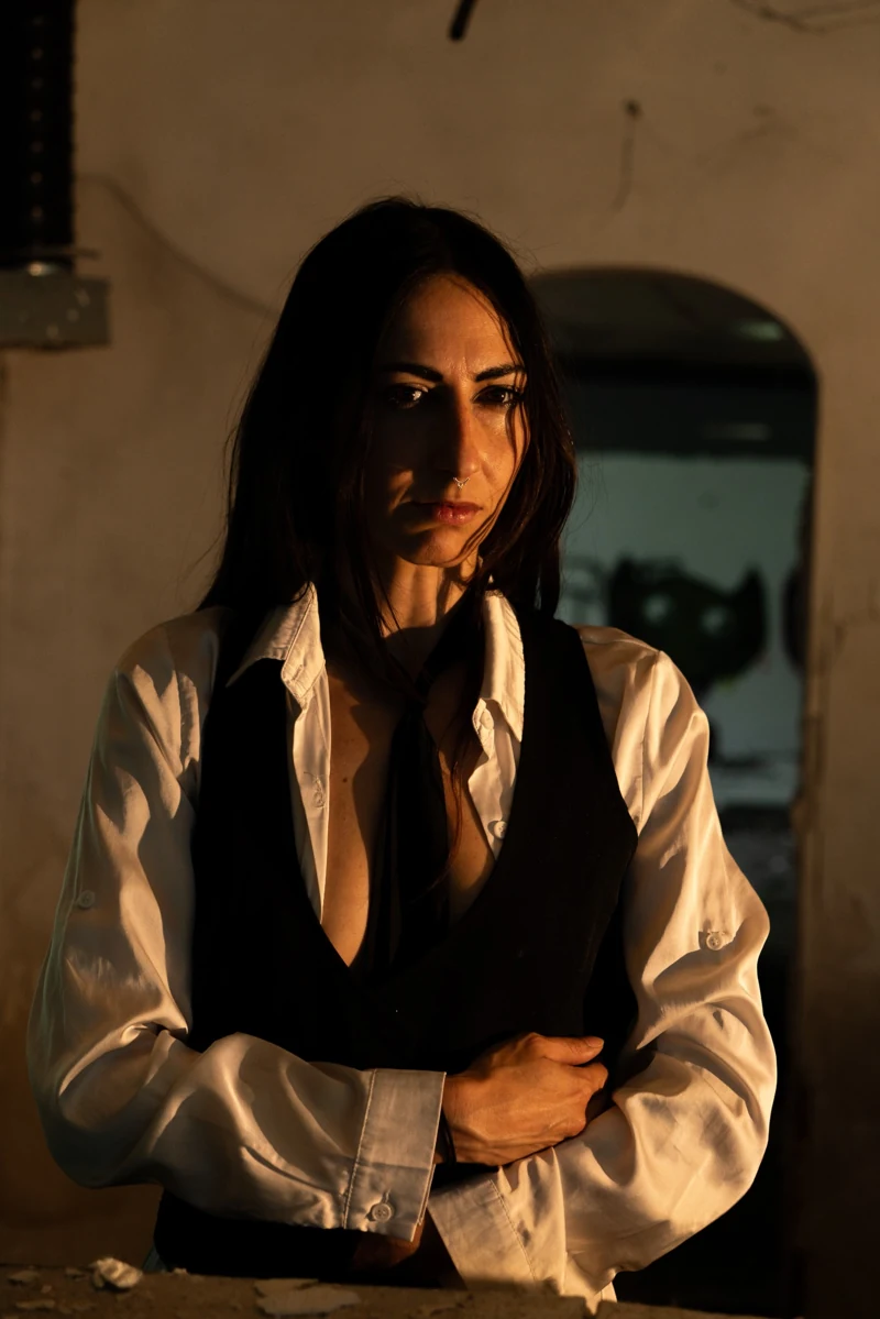 Ritratto in luce calda, camicia bianca e gilet nero
